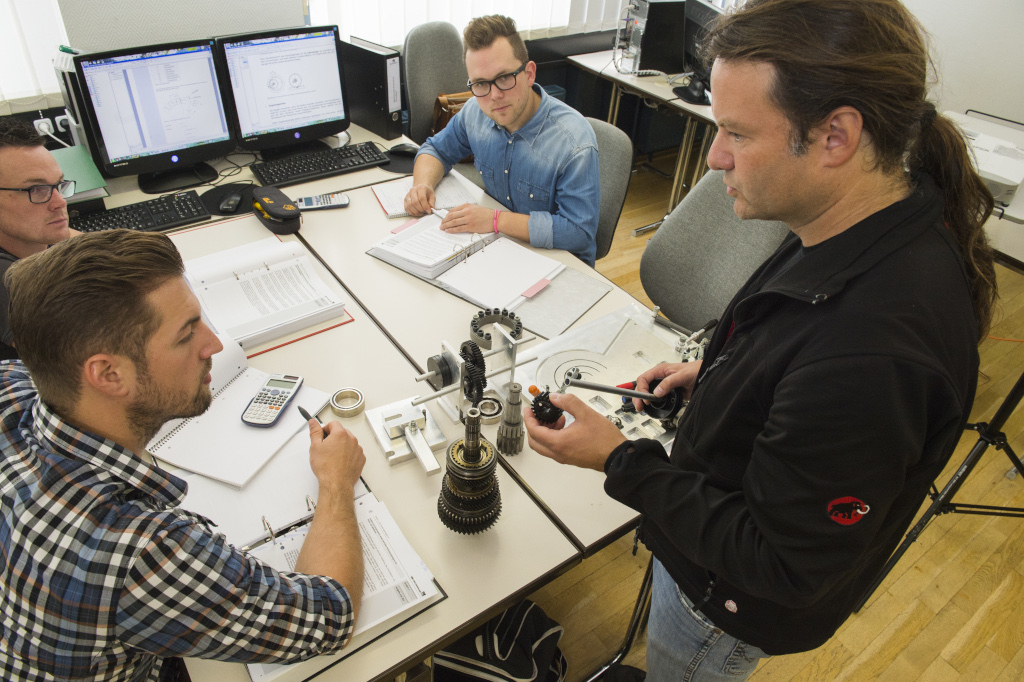 Seminarunterricht beim Maschinentechniker