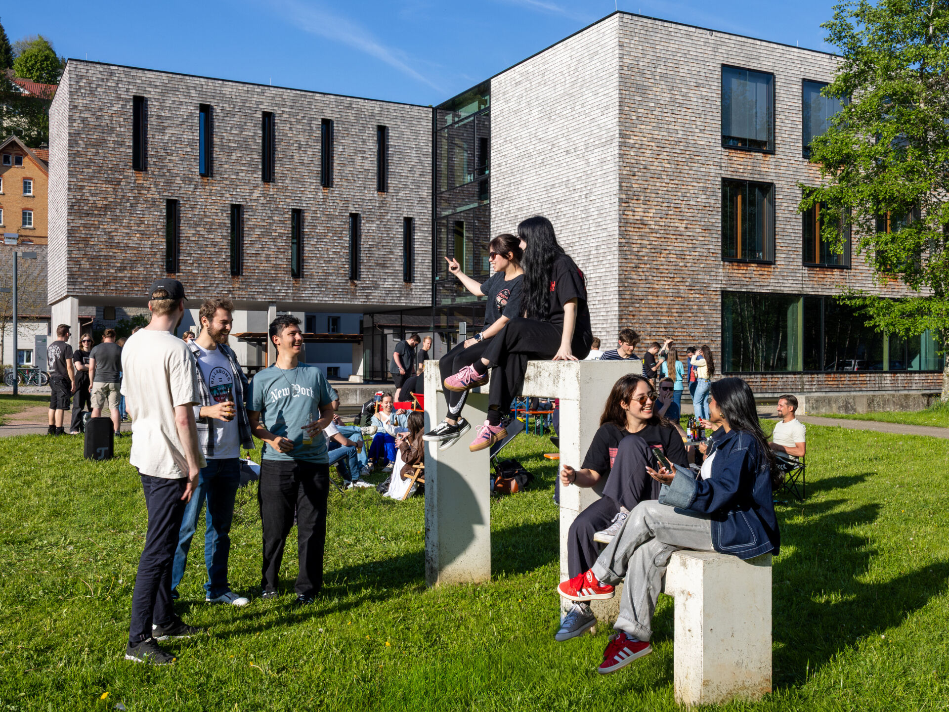 Studierende am Gebäude I